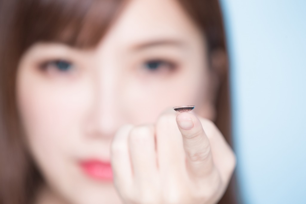 woman take contact lenses